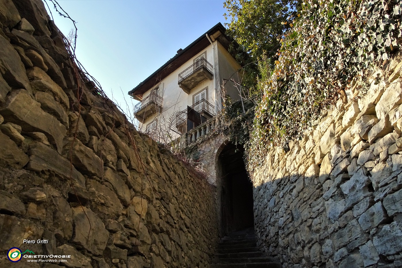 15 'Scaletta delle more', gradinata in pietra, racchiusa tra muri a secco.JPG